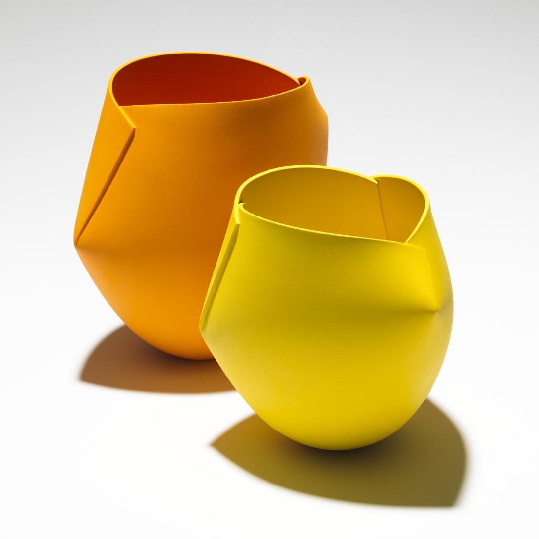 Ann Van Hoey, Object, Keramiek, 2020, 26x26x18cm (oranje), 21x21x22cm (geel)