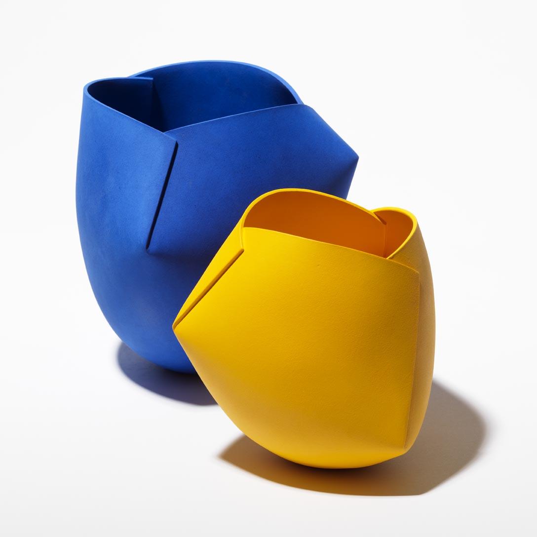 Ann Van Hoey, Keramiek, 22x19,5x19cm (blauw) - 16,5x17x15cm (geel), 2020