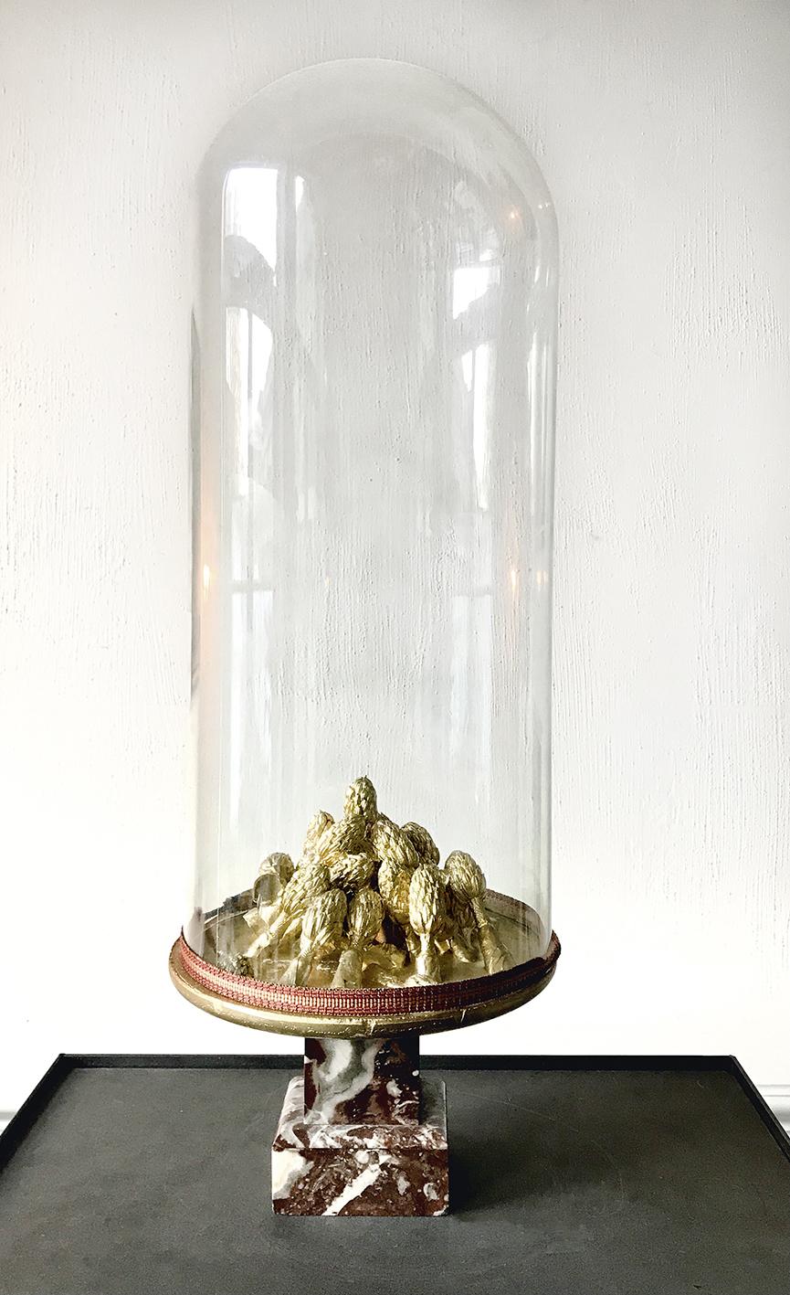 Mireille Robbe, Relique#2, Porselein gips, goud poeder, marmer, stolp, 2017-2020, 22 x 22 x 66 cm