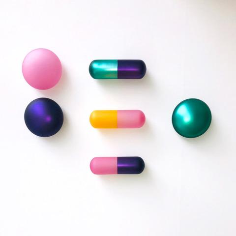 Jeroen Maes, Art - Morse-of-Pills,geblazen, gespiegeld en gezandstraald glas, 2020, 60 x 110cm