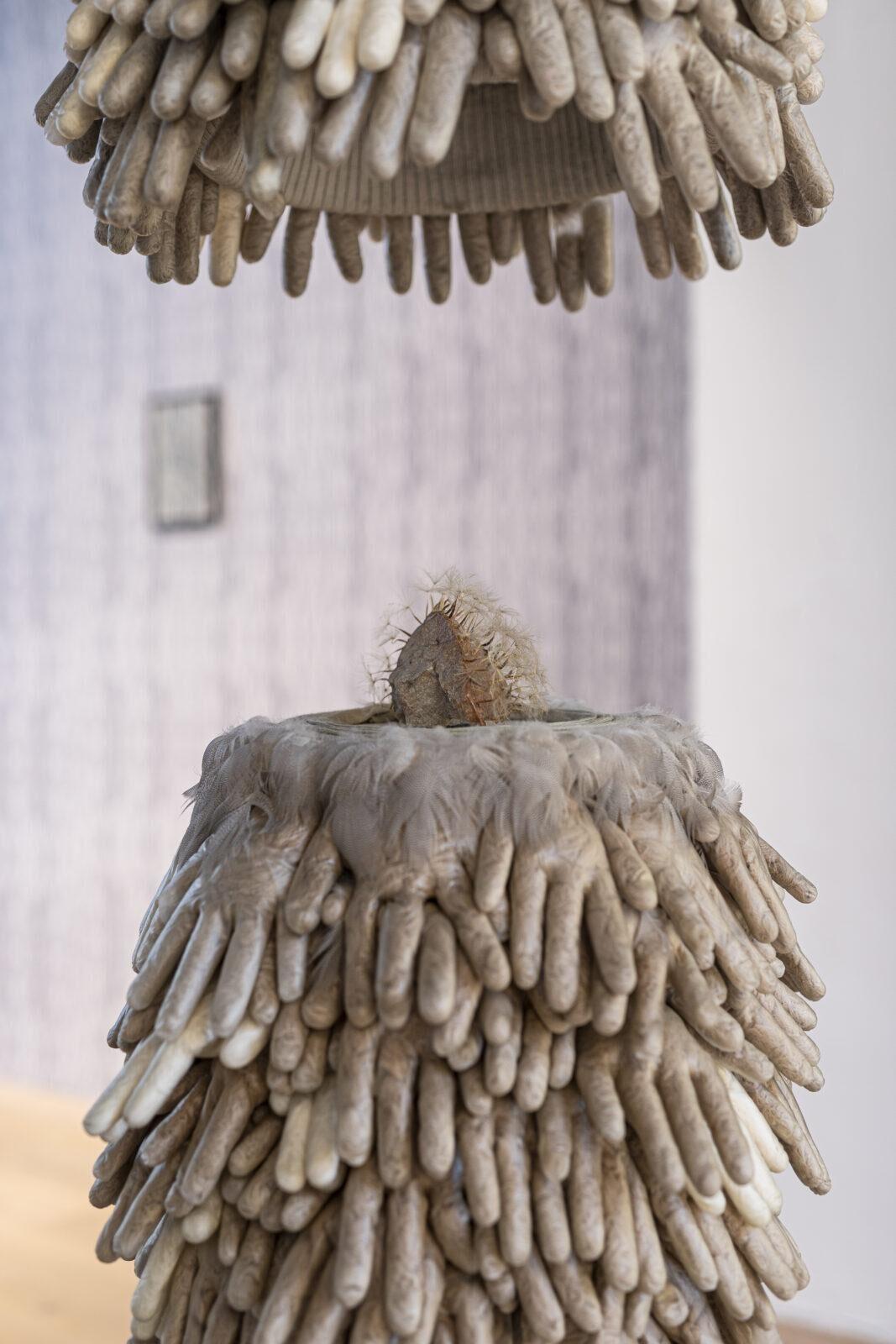 Joke Raes, Wishstone, zwitserse steen, wensbloemen, latex handschoenen, 2017, 300 x 50 x 200 cm
