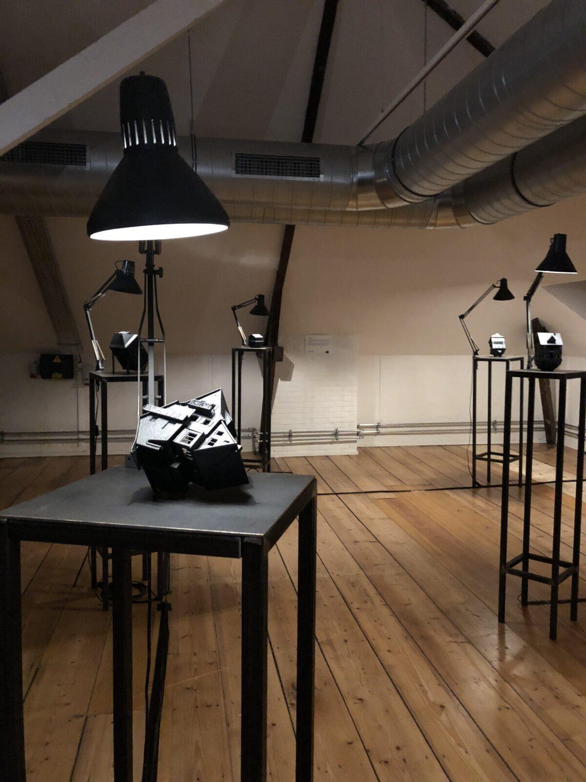 Jonas Vansteenkiste, Sculptuur, Pastiek, metaal, oude lamp, hout, 2013, 35 x 170cm