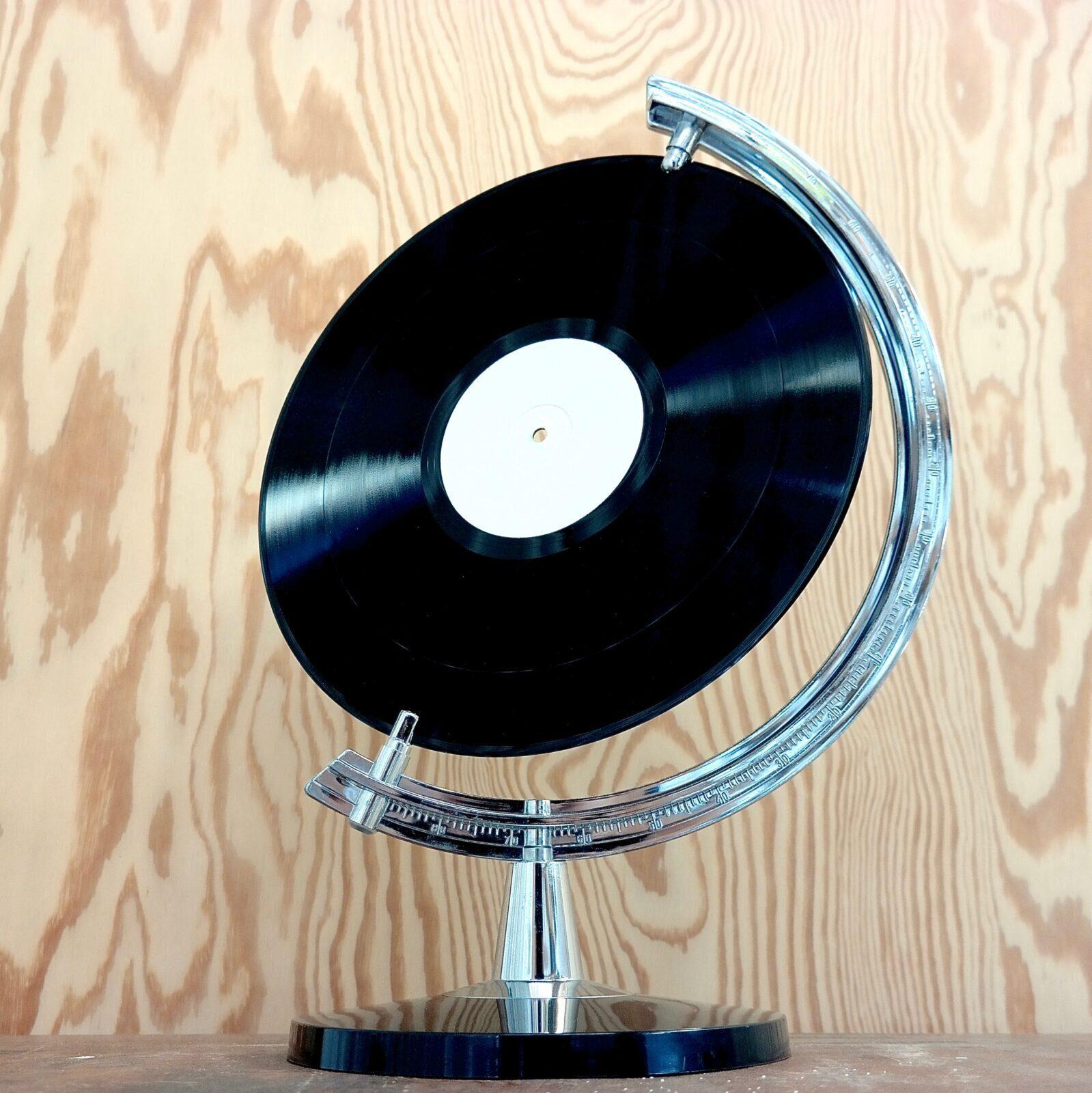 Ick Reuvis, Flat Earth Society, mixed media, 2019