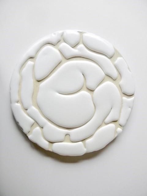 Trees De Mits, Zonder Titel, Keramisch wandpaneel, 2019, 36 cm diameter