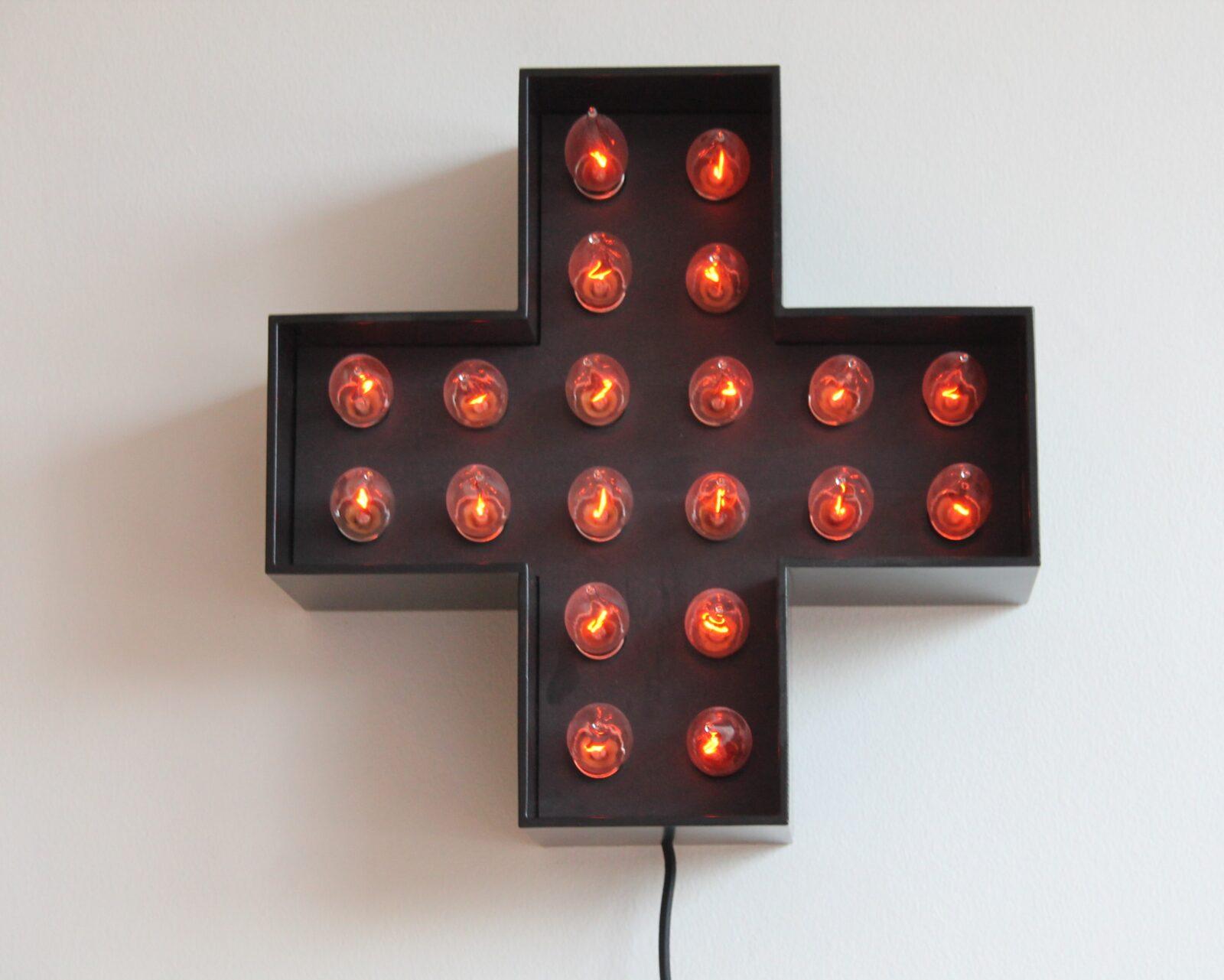 Bart Lens, Kaarskruis, staal en kaarsampule, 2020