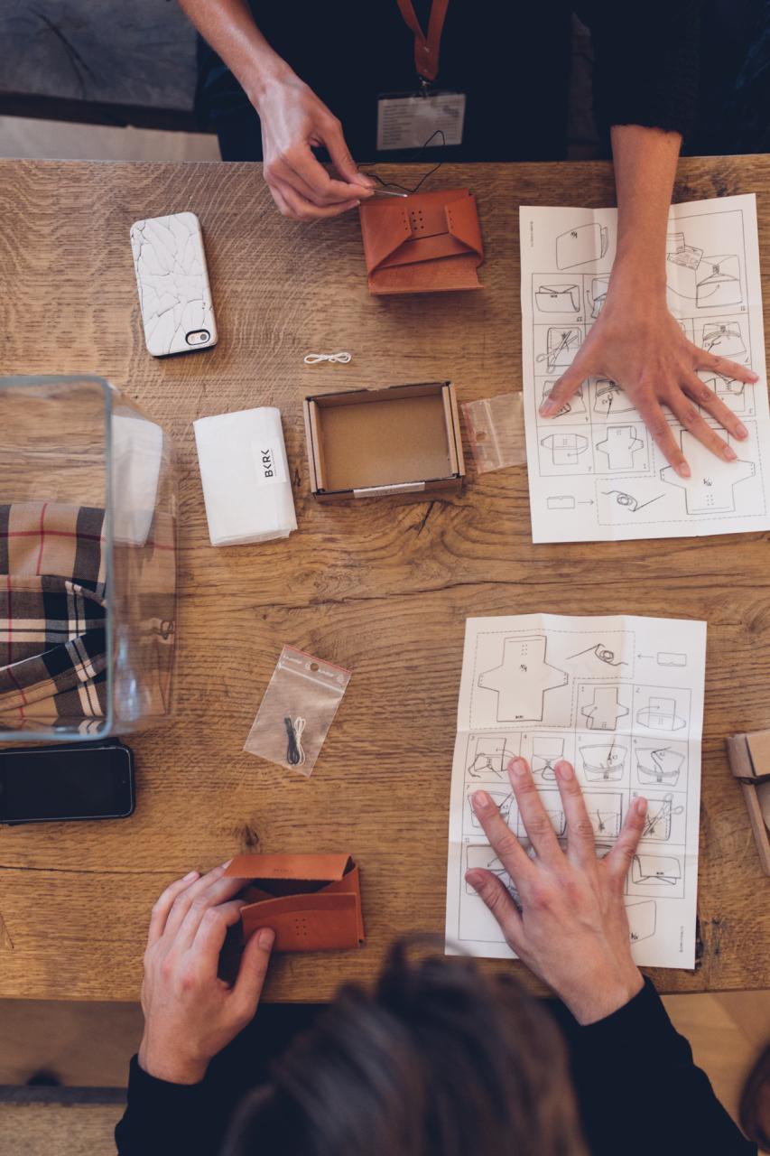 Karen Wuytens, Kaartenbakhouder BKRK, leder, 2013, 7x10x0,5 cm