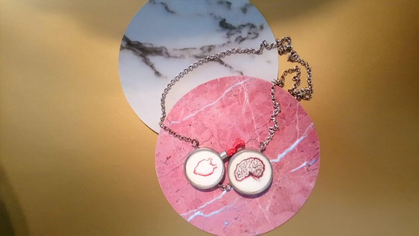 Inge de Schuyter, Hart en Brein, Gouash, Zilver, koraal, been, 2015