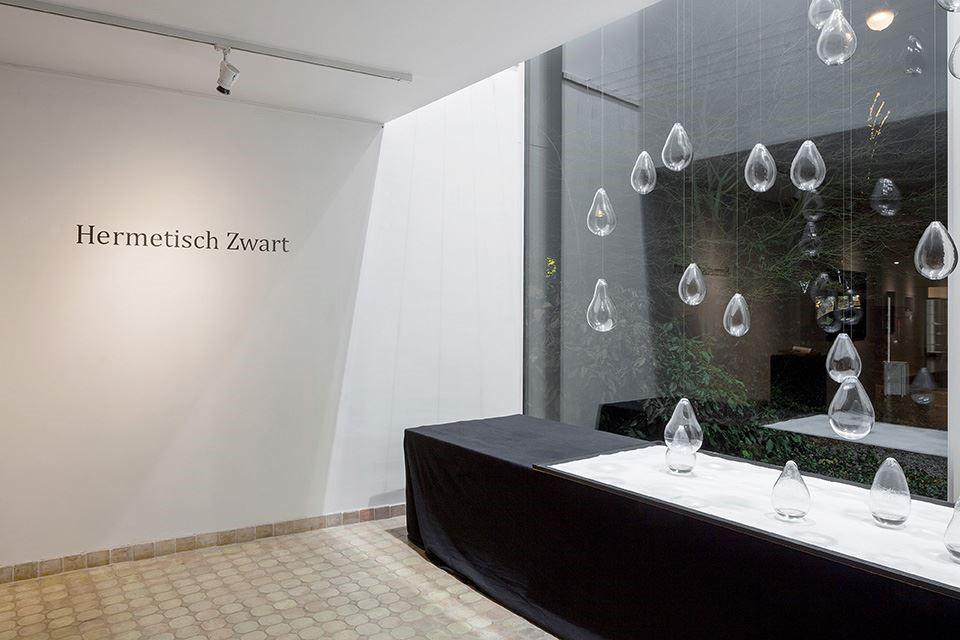 2018 Hermetisch Zwart: Mireille Robbe